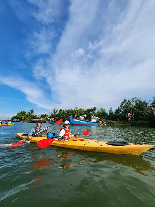 Close up of two people on their kayak taking a rest and observing the surroundigs